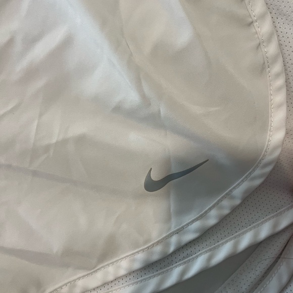 Nike women’s shorts white - Picture 3 of 4